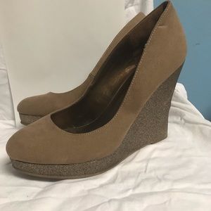 Fegalicious tan and gold wedges